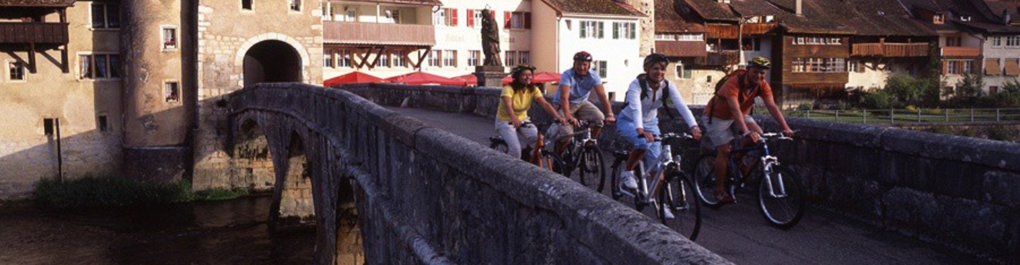 Saint-Ursanne et son pont vus de l'extérieur de la cité