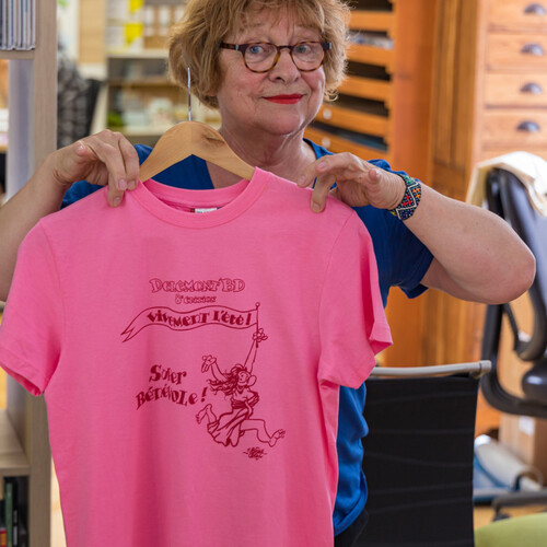 Florence valide la couleur du t-shirt bénévole !