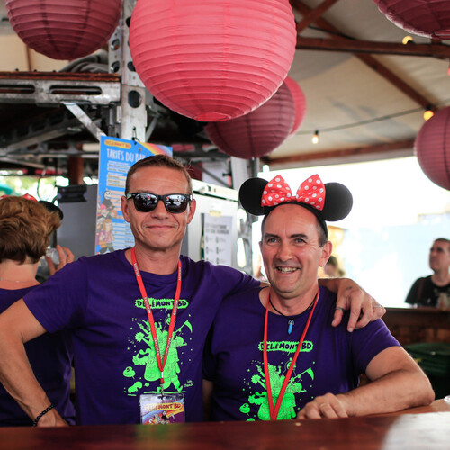 Deux joyeux bénévoles du bar